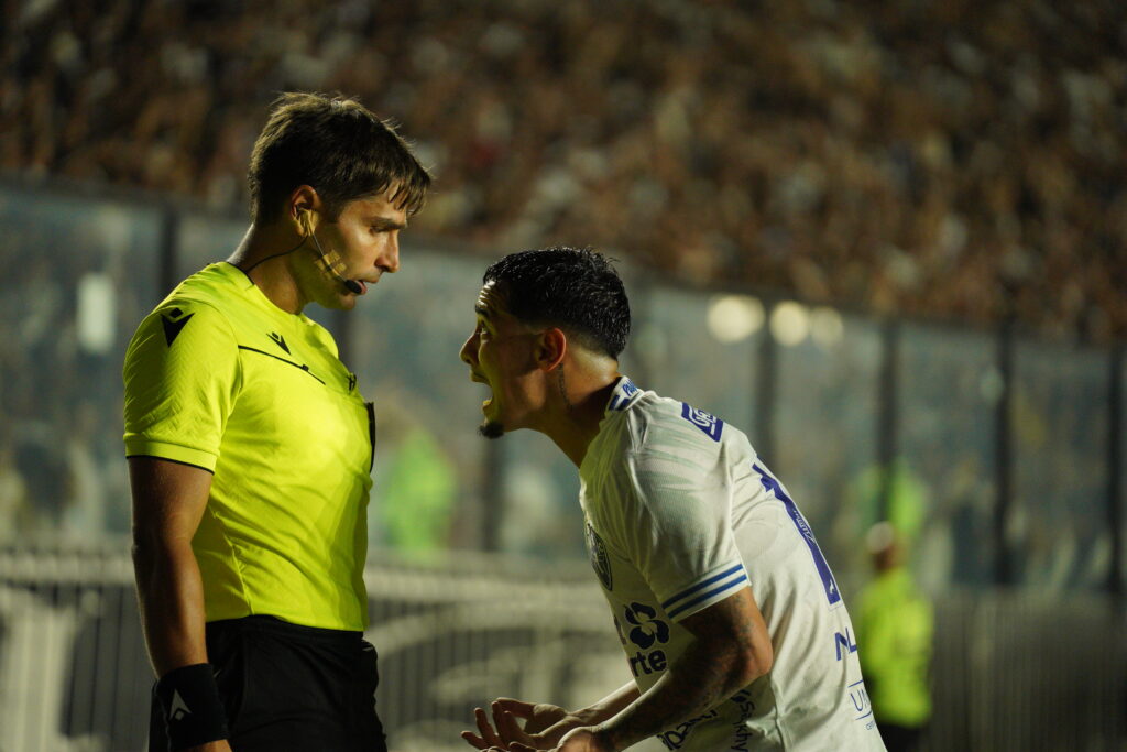 Jogador Thayllon reclama com o árbitro assistente