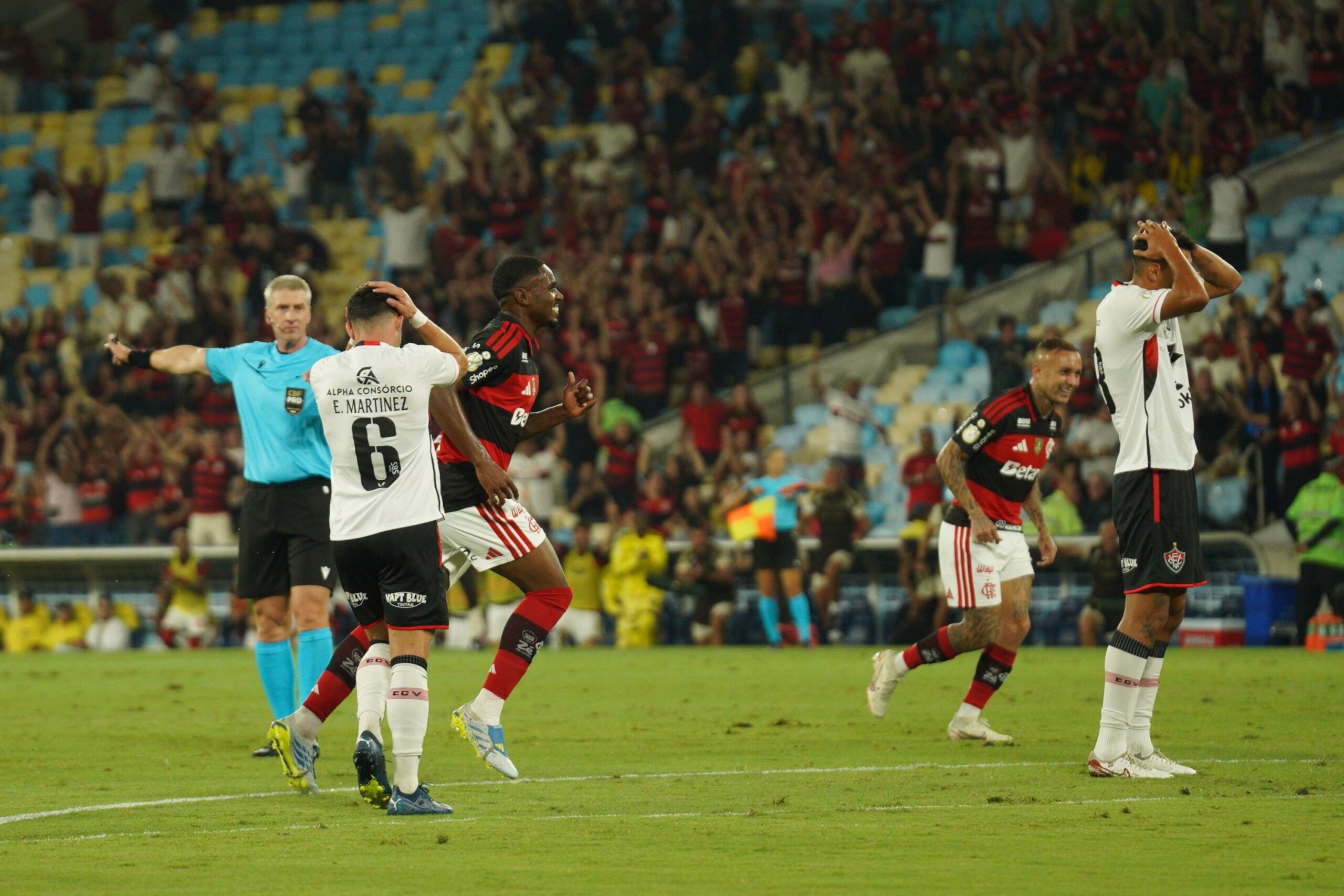 Everton Araújo comemorando Gol contra o Vitória