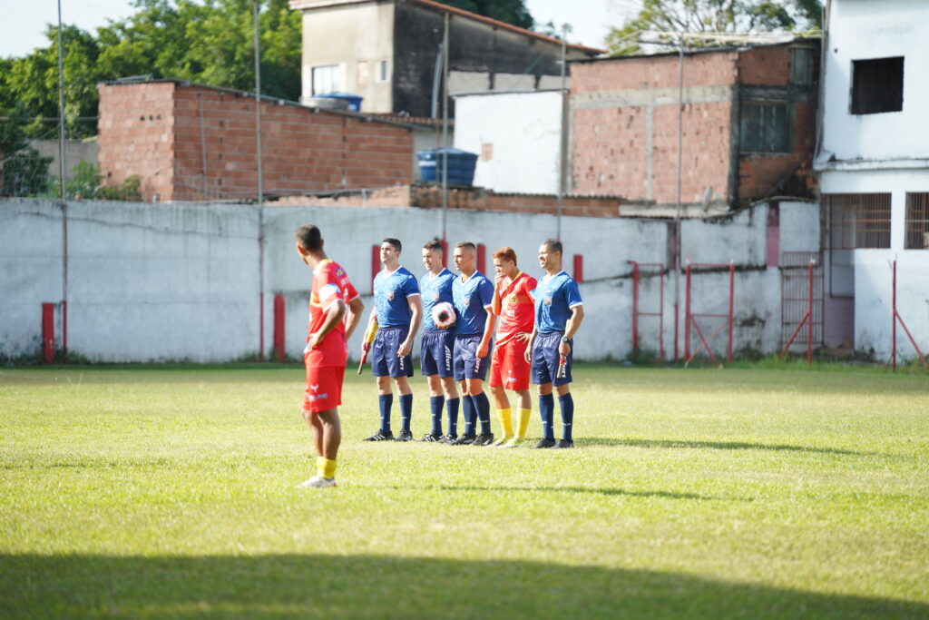 Formação protocolar dos árbitros e capitães no jogo entre Santa Cruz e Serra Macaense Foto: Leonardo Antonio/ALPP