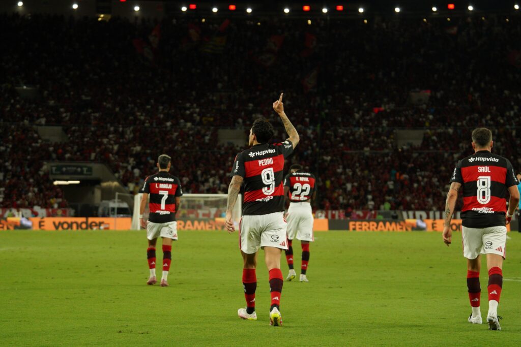 Pedro comemorando gol contra o Vitória na partida valida pela Copa do Brasil 2026