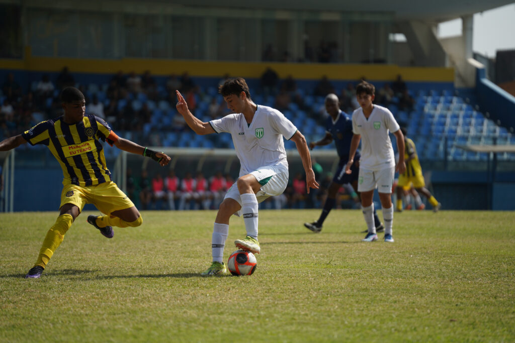 Disputa de bola entre Madureira x Boavista