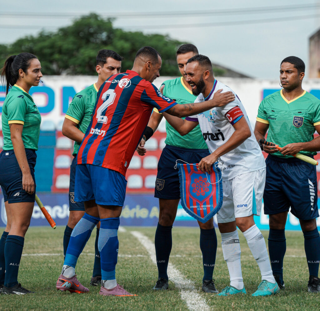Jogadores do Bonsucesso e Araruama se cumprimentam antes da partida