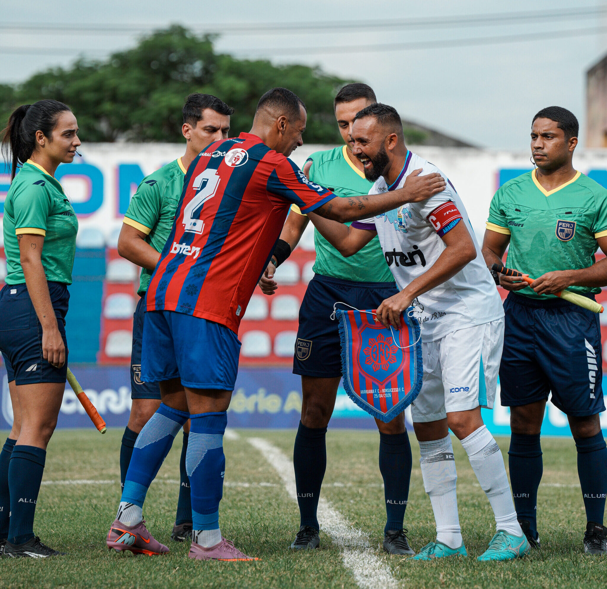 Jogadores do Bonsucesso e Araruama se cumprimentam antes da partida