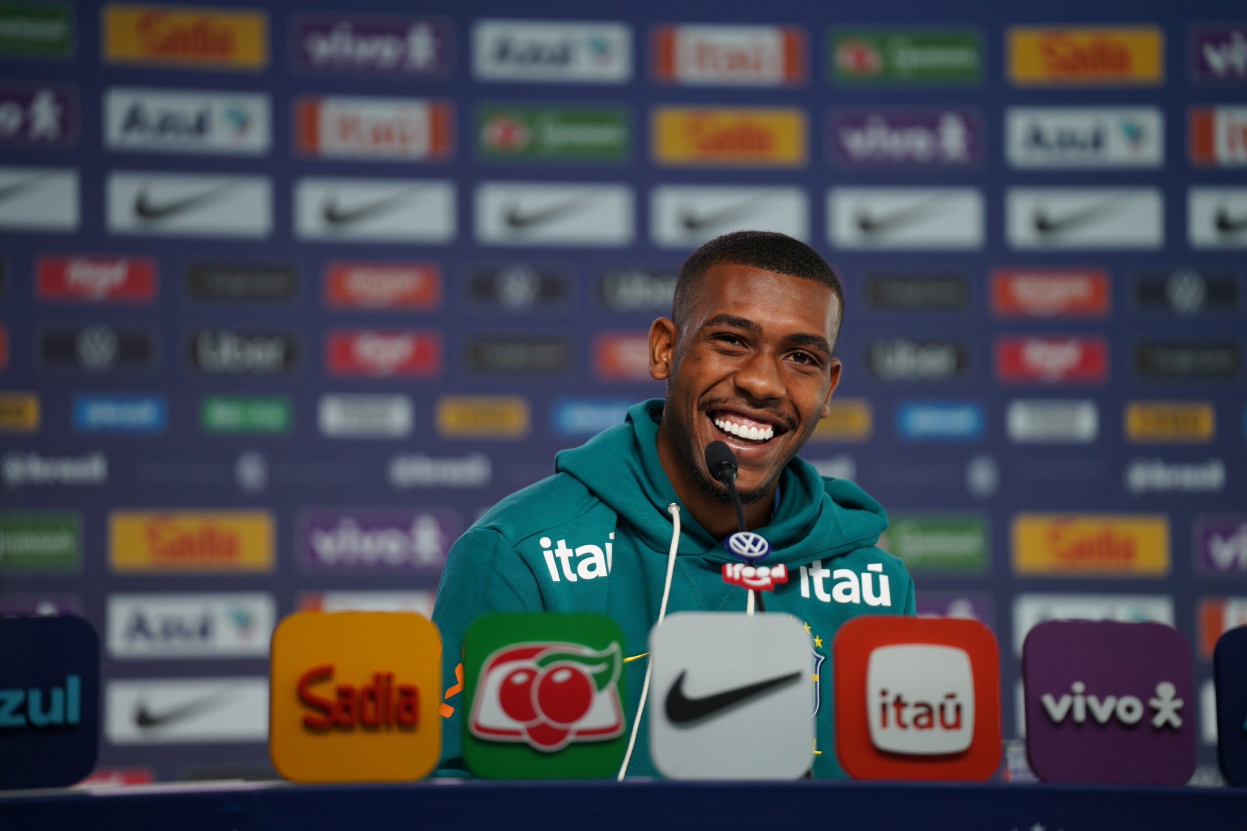 Rayan durante a coletiva na Granja Comary