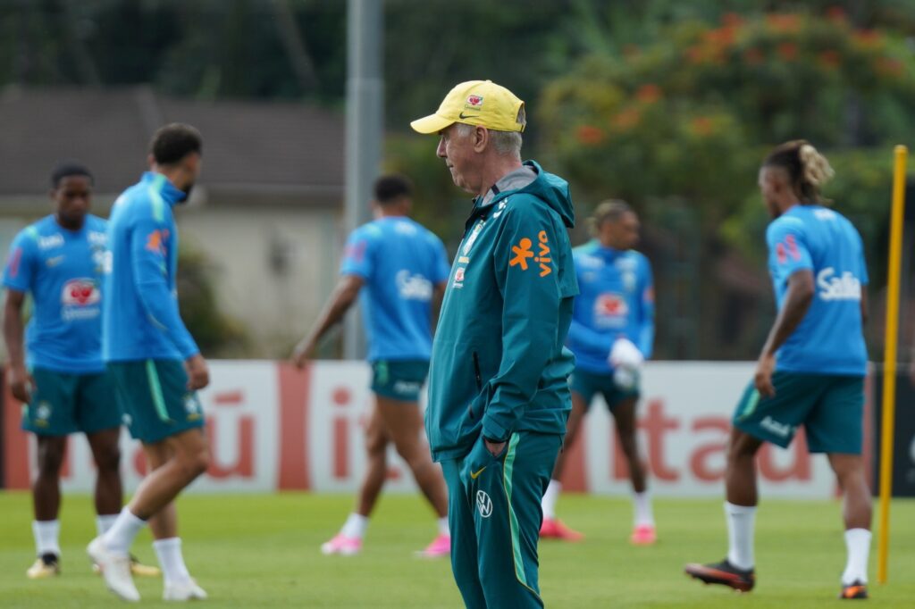 Técnico Carlo Ancelotti durante o segundo dia de treino da Seleção Brasileira