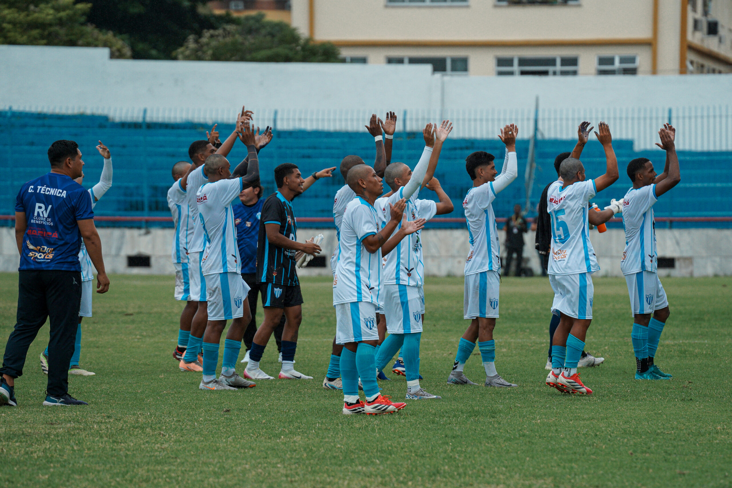 Jogadores do Ceres/Originários ao final da partida pela série C do carioca 2026