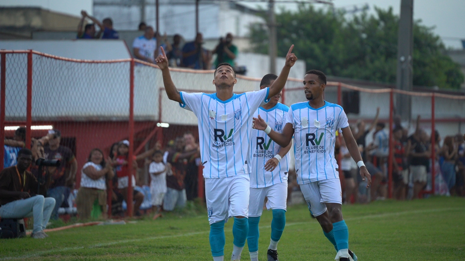 Pedrinho comemora gol na partida contra o Itaborai