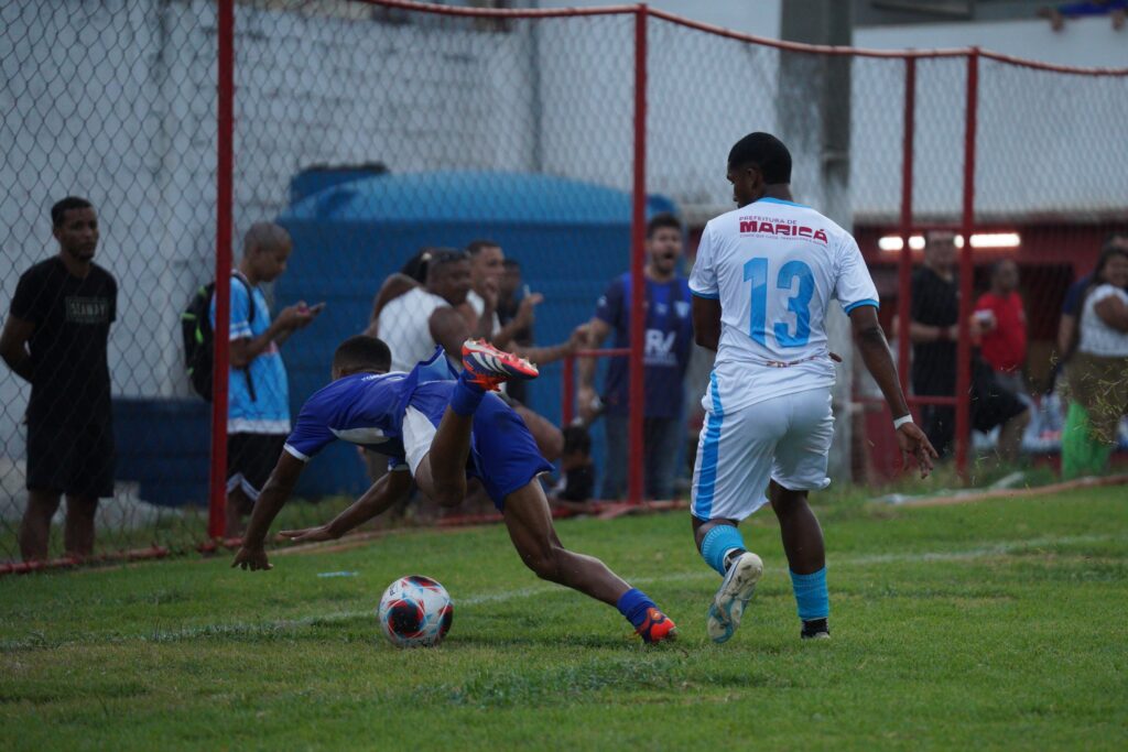 Jogadores em disputa de bola na partida entre Itaboraí Profute e Ceres