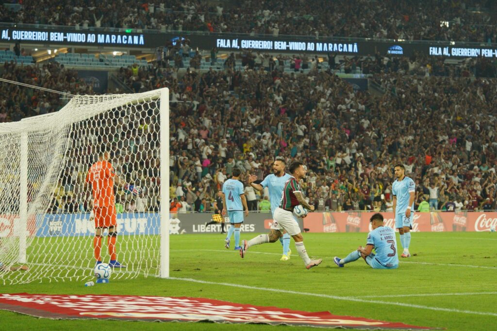 Lucho Acosta comemorando gol na partida contra o Bolivar no maracanã