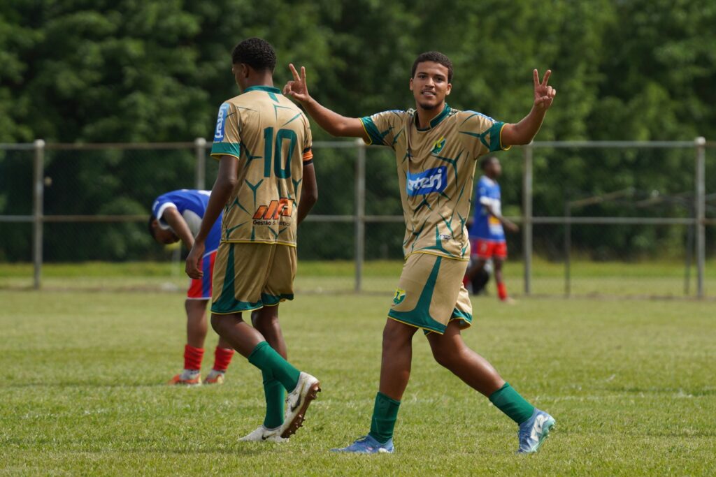 Felipe Nery comemora gol contra o Belford Roxo .