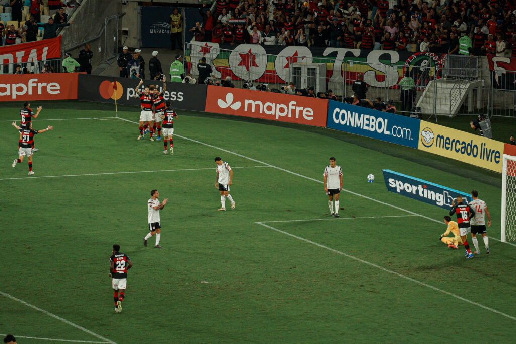 Pedro Guilherme comemora gol contra Estudiantes na Libertadores