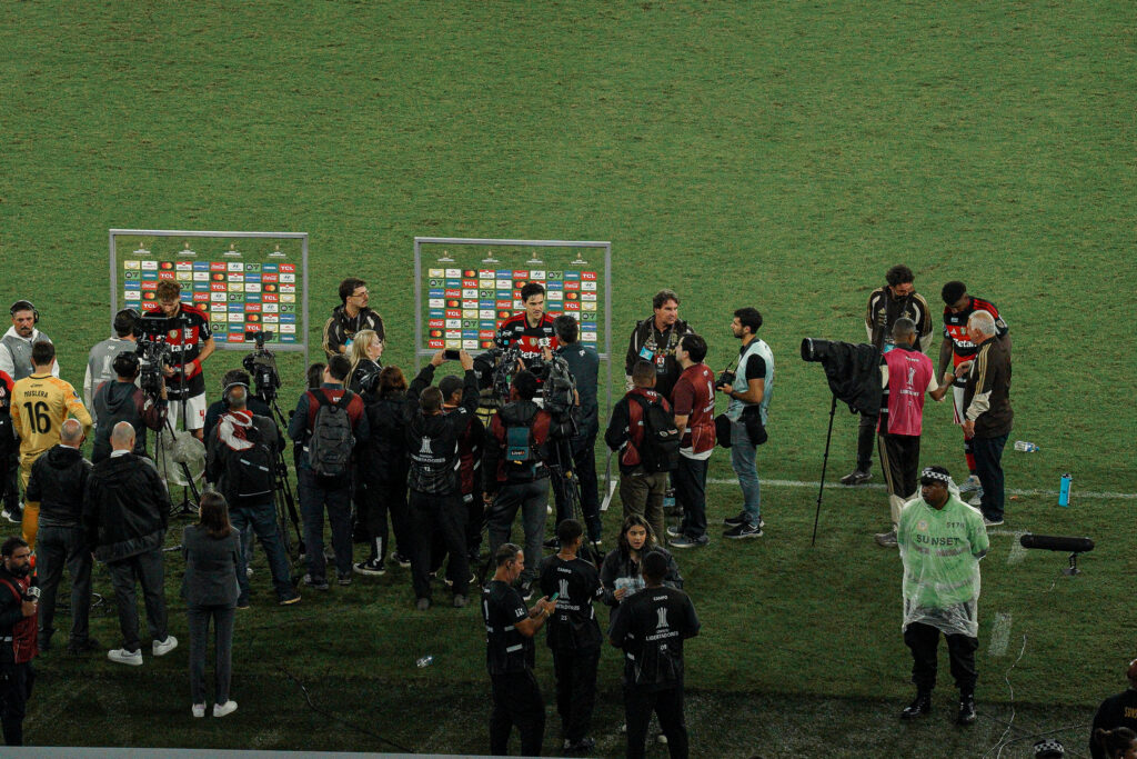 Pedro do Flamengo da entrevista no final da partida contra Estudiantes