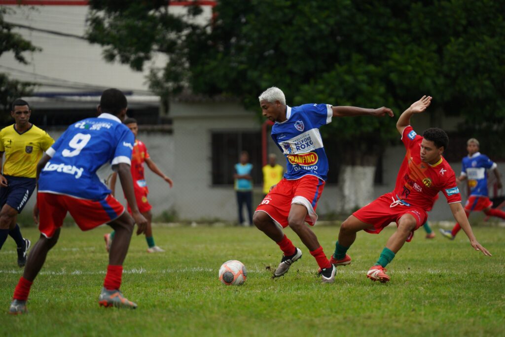 Jogadores do Belford Roxo e do Santa Cruz, em disputa de bola