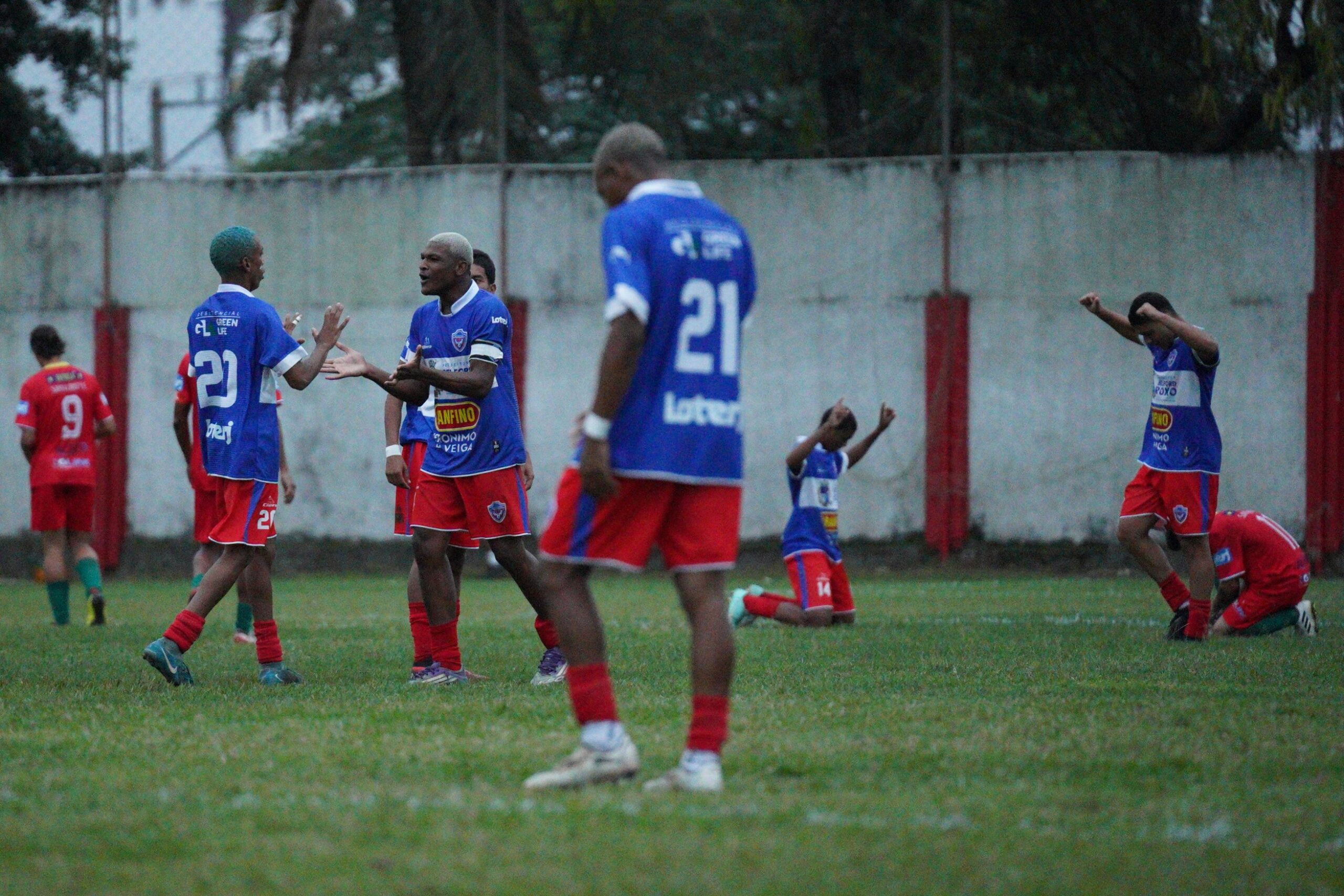 Jogadores do Belford Roxo ao final da partida contra o Santa Cruz, pela semifinal do Campeonato Estadual sub 20 série B2