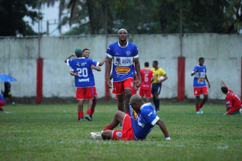 Zagueiro Chevette do Belford Roxo na partida contra o Santa Cruz