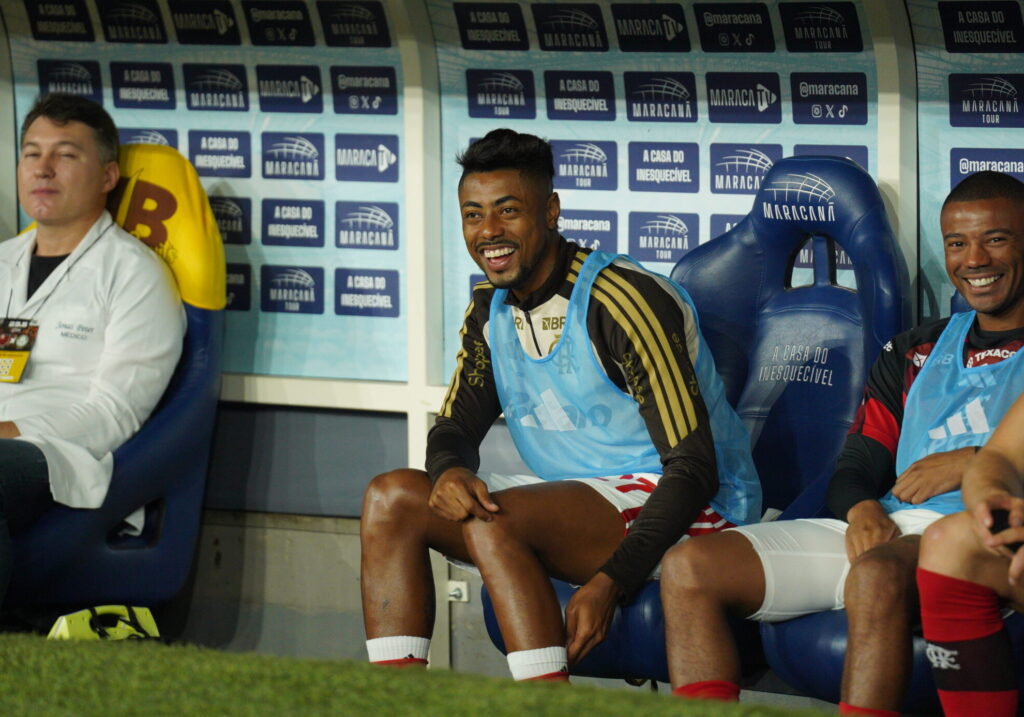 Bruno Henrique sorrindo no banco de reservas