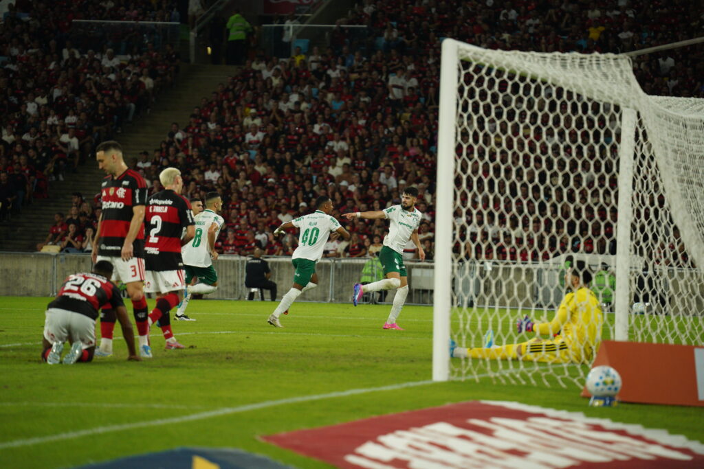 Flaco López comemora gol contra o Flamengo no Maracanã