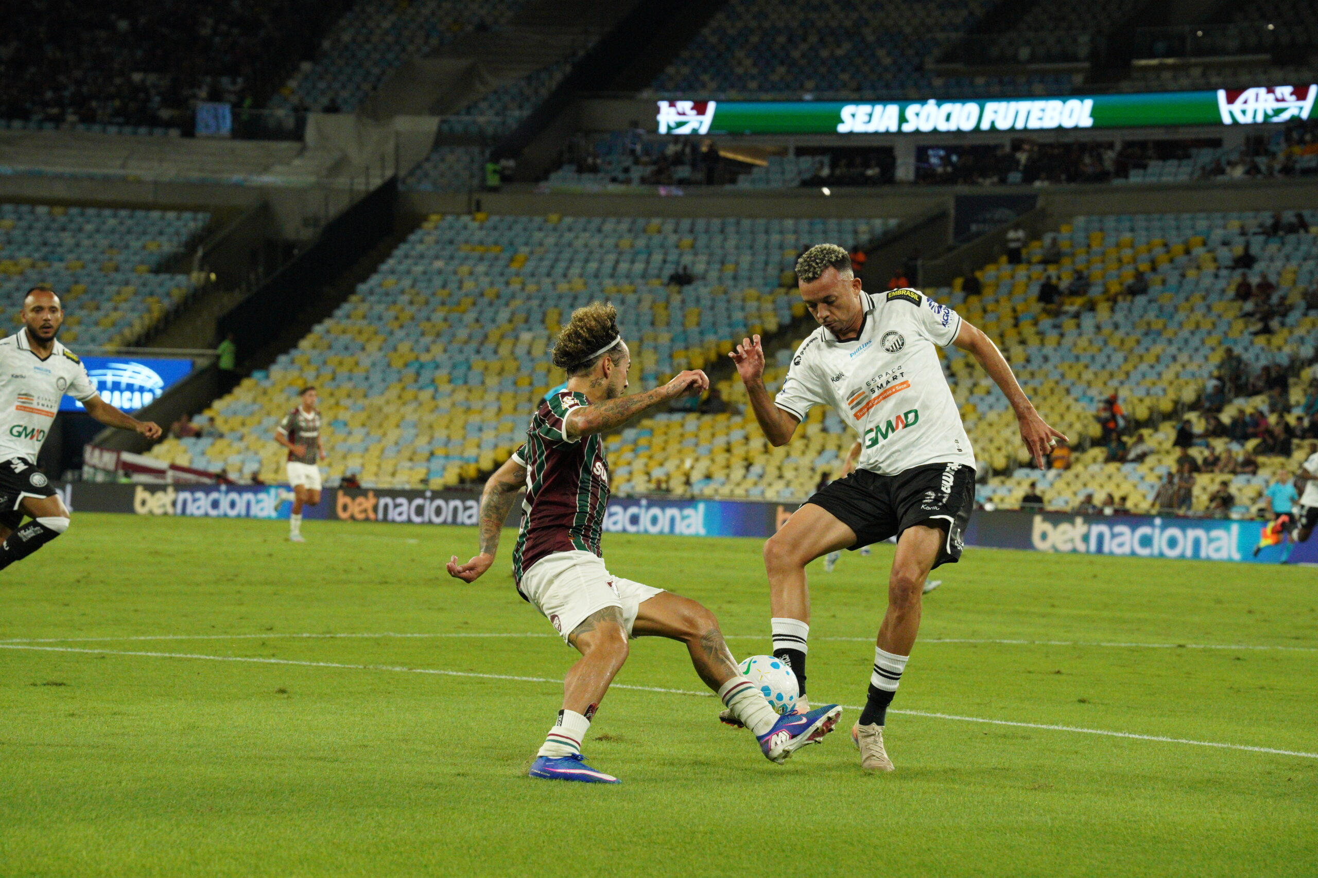 Guga em disputa de bola com Gabriel Feliciano