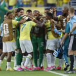 Jogadores do Brasil comemoram Juntos.