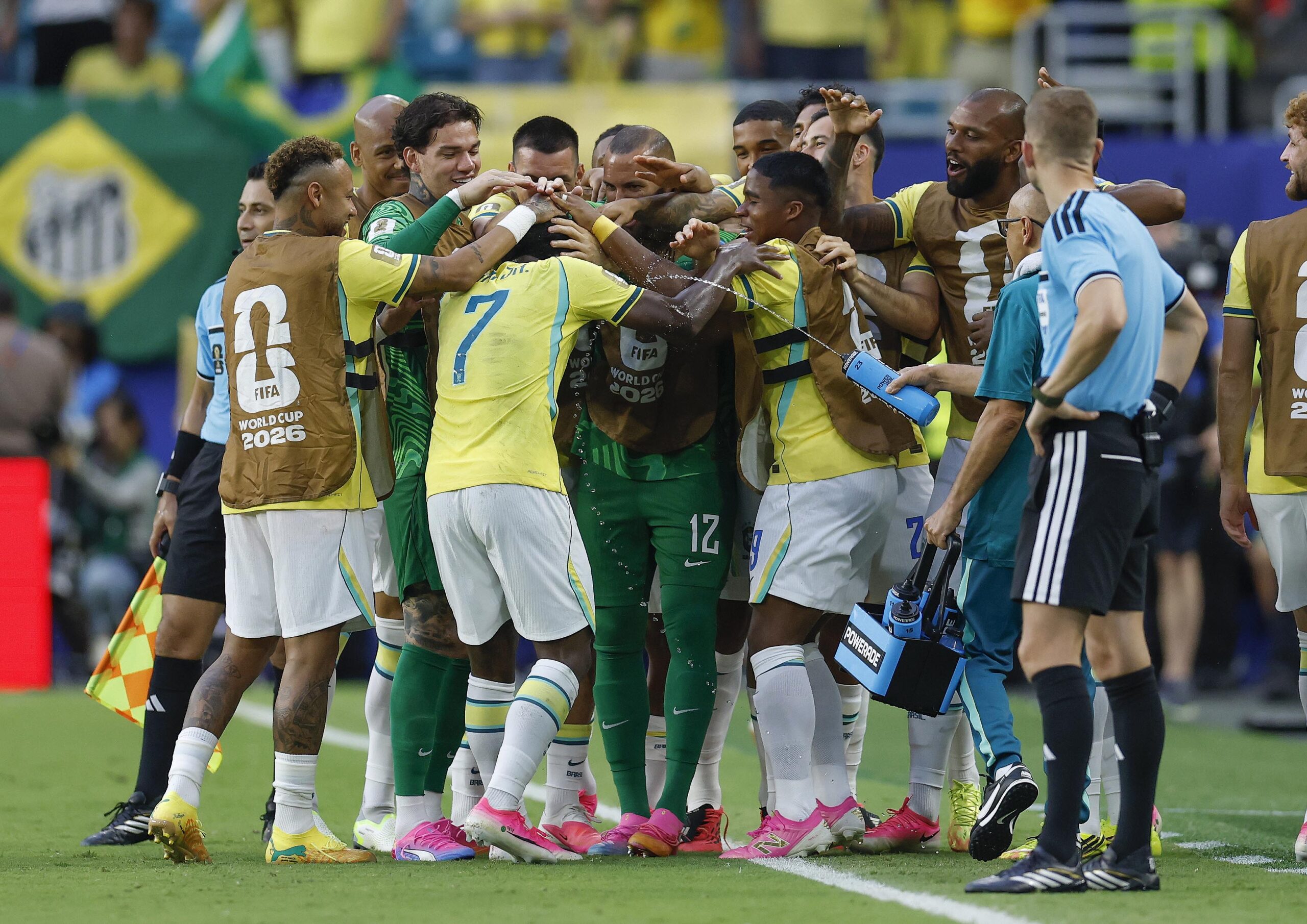 Jogadores do Brasil comemoram Juntos.