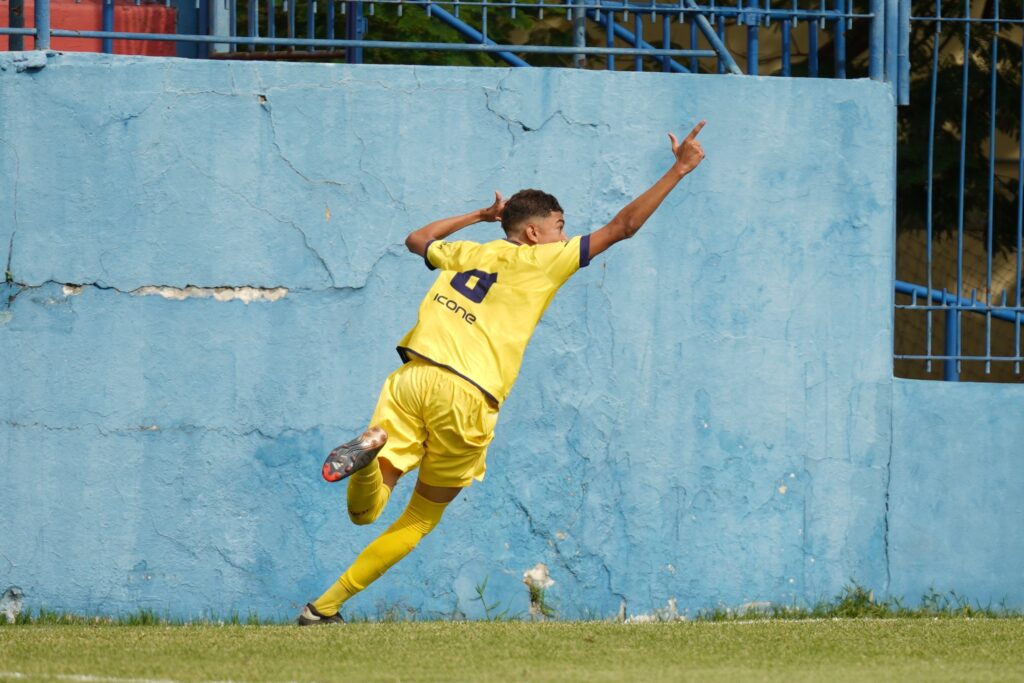 Riquelme do Madureira comemorando gol
