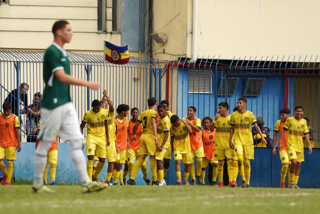 Jogadores do Madureira comemoram gol contra o Boavista pela semifinal do estadual sub-15