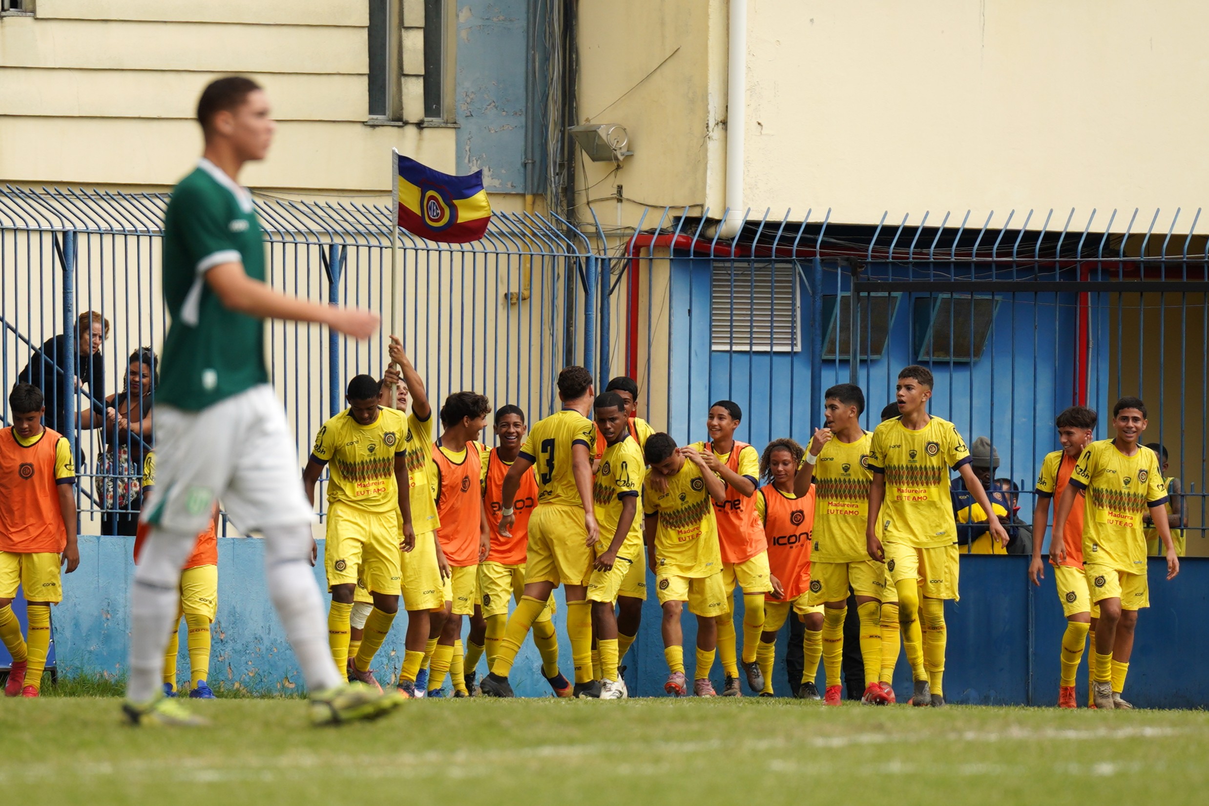 Jogadores do Madureira comemoram gol contra o Boavista pela semifinal do estadual sub-15