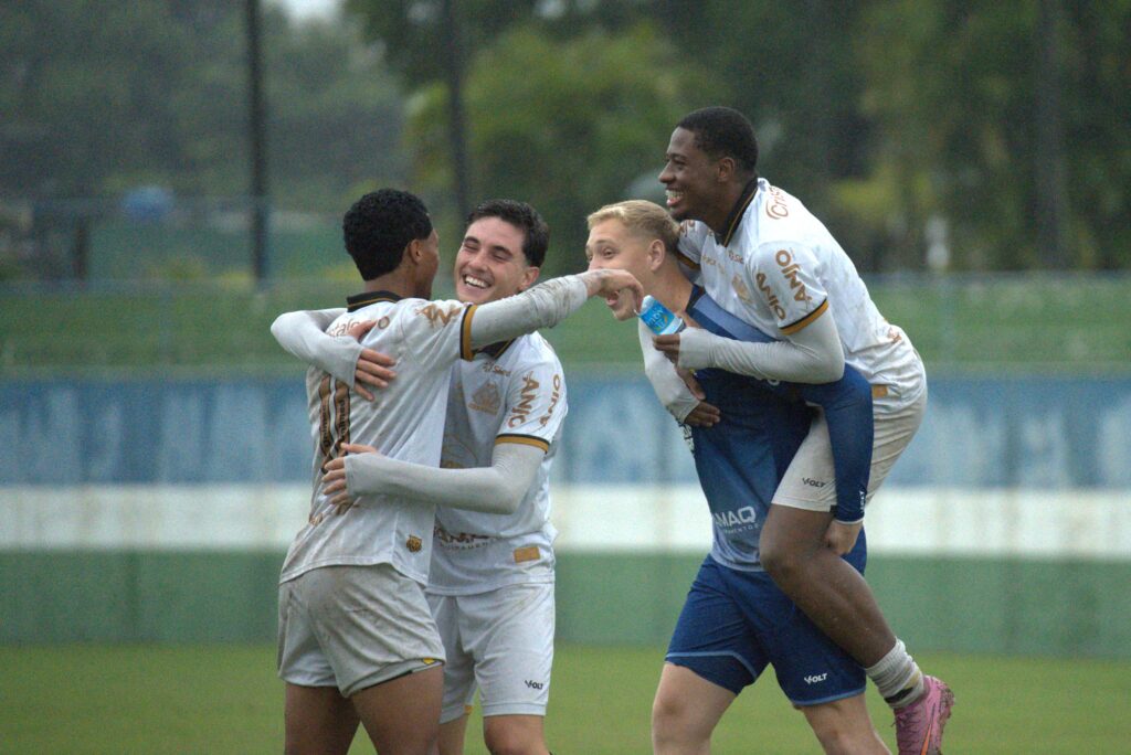 Jogadores do Criciúma comemoram durante a partida contra o Vasco.