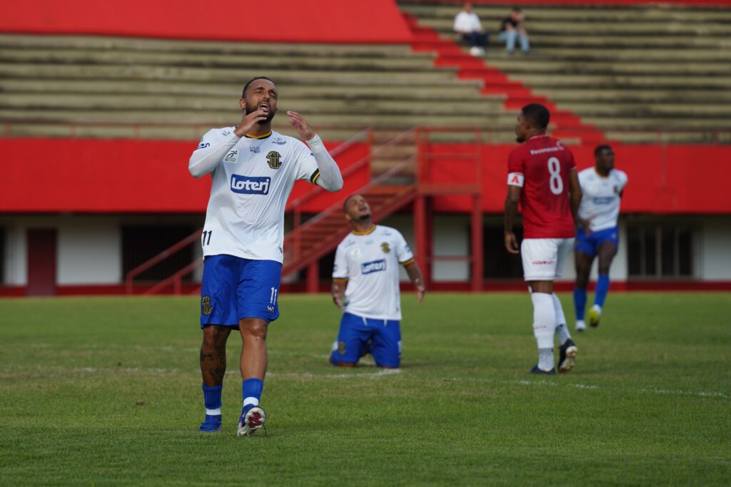 Jogadores do São Gonçalo lamentam chance de gol perdida. Foto: Leonardo Antonio/ALPP