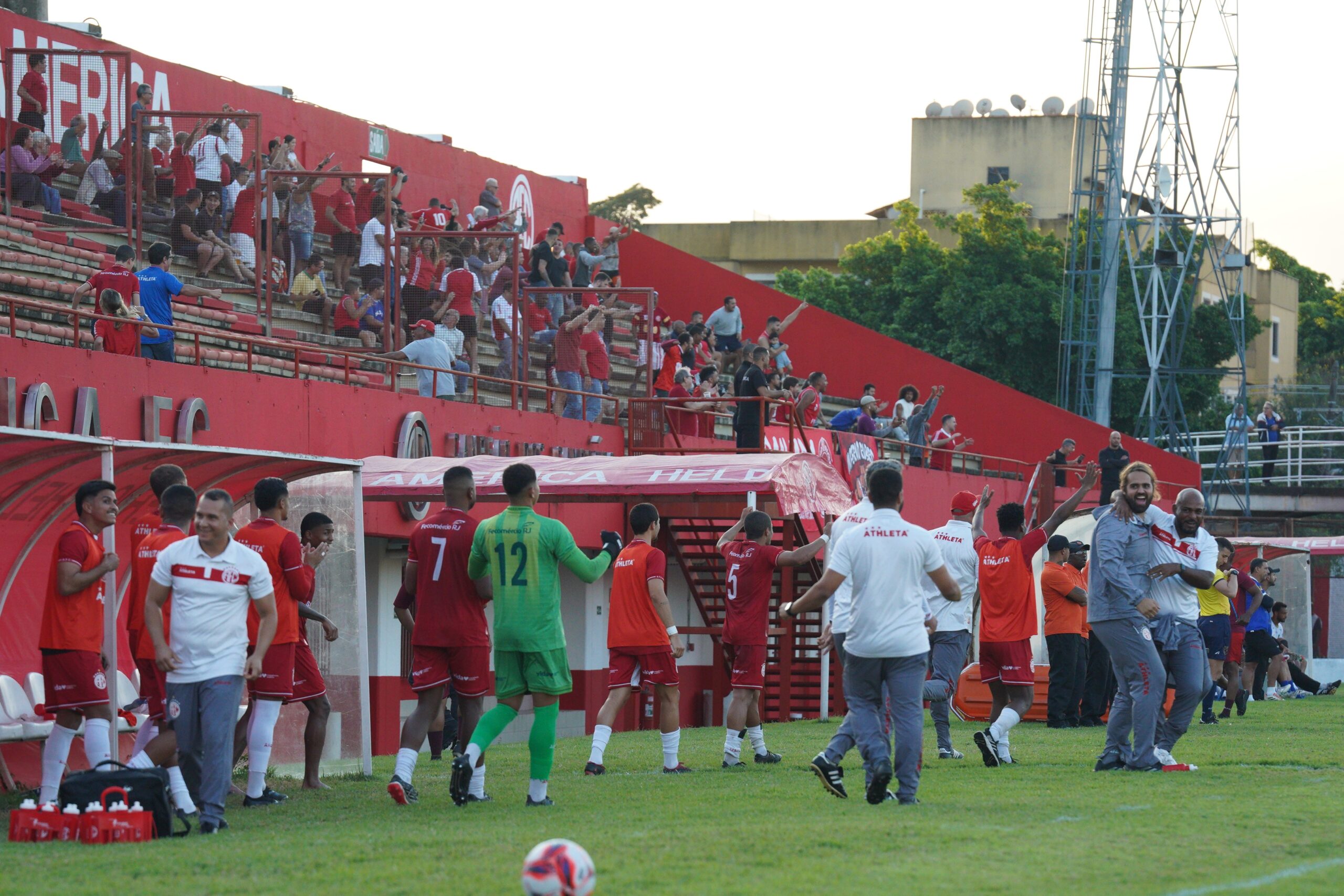 Jogadores do América comemoram gol. Foto: Leonardo Antonio/ALPP