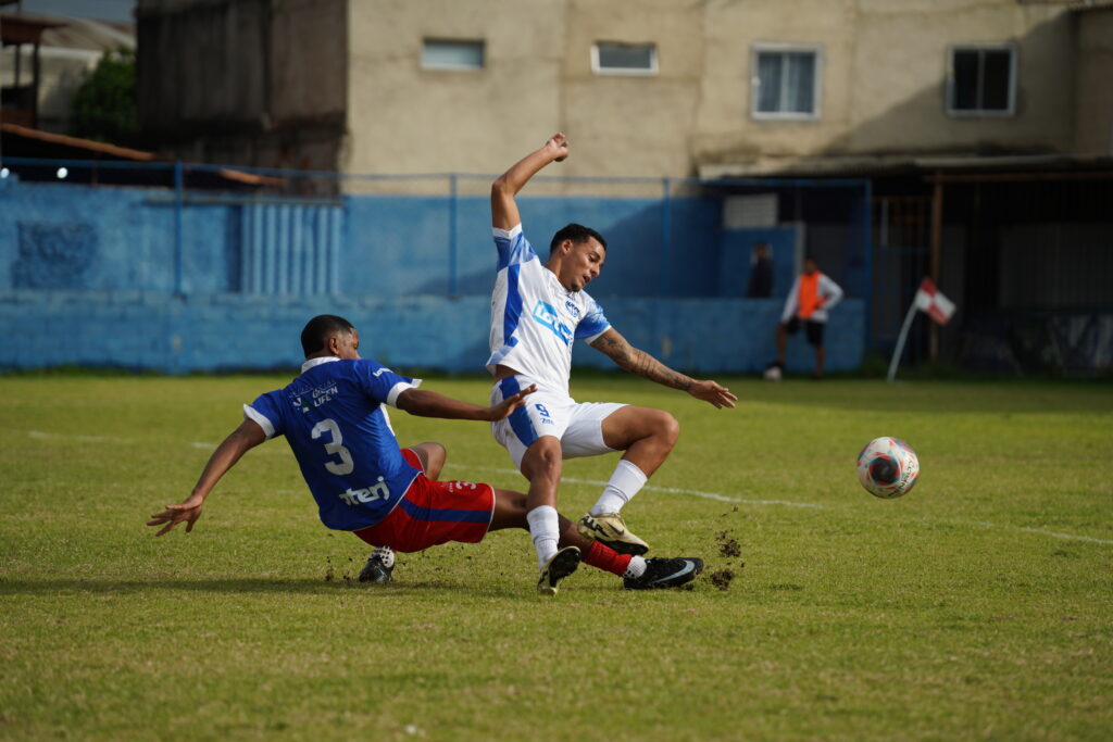 Jogador do Belford Roxo, em disputa de bola com jogador do Paduano.