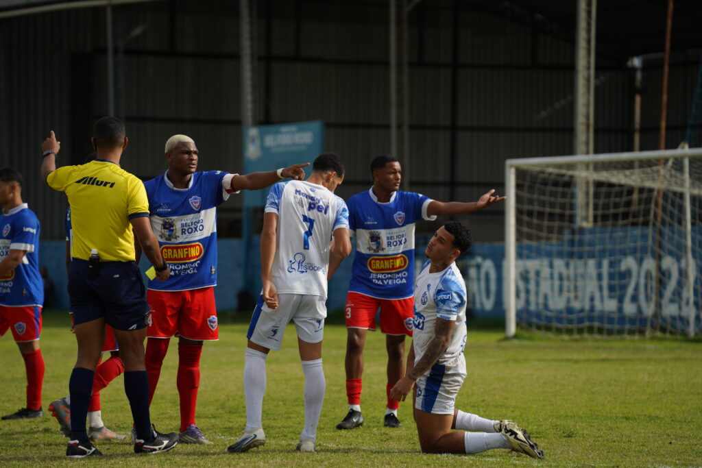 Partida paralisada após falta, no confronto entre Belford roxo e Paduano.