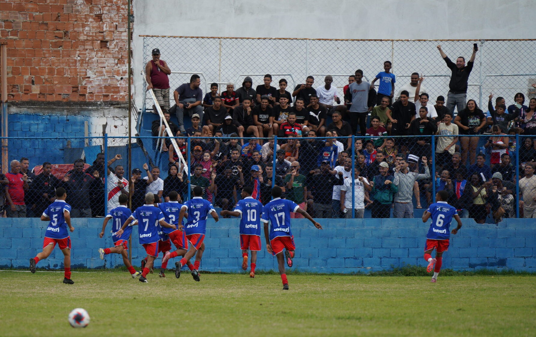 Jogadores do Belford Roxo comemoram Gol