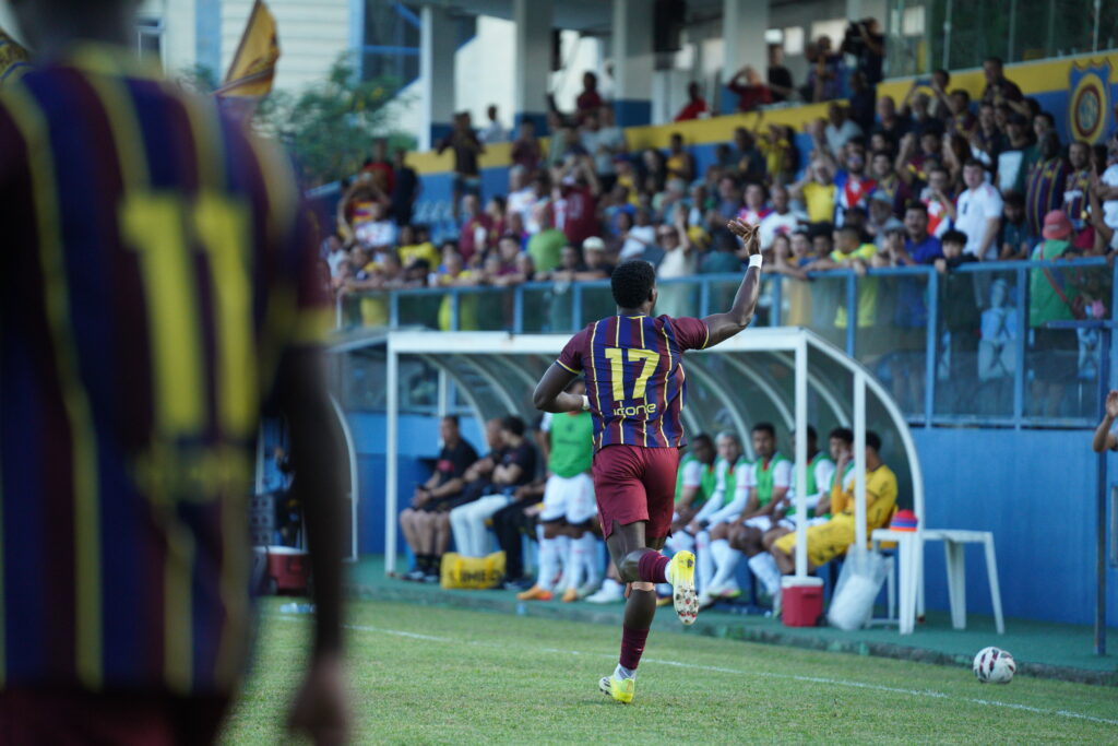 Atacante do Madureira Fash comemora gol