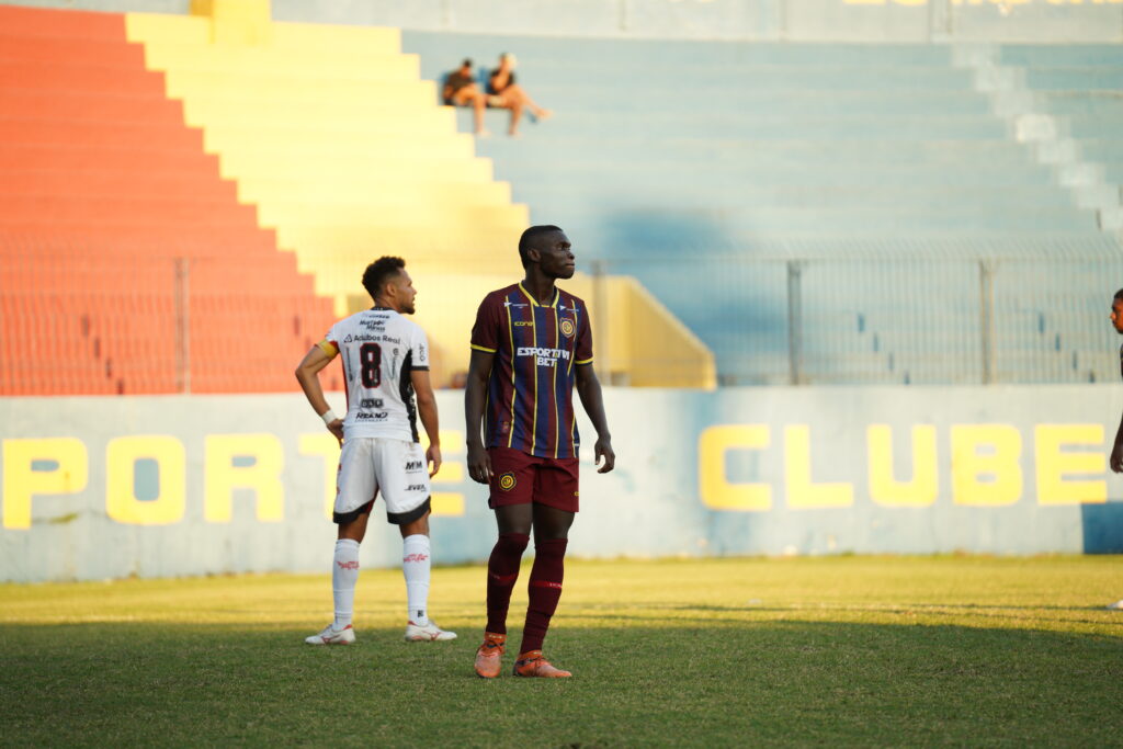 Zagueiro Leozão durante a partida contra o Pouso Alegre pelo Brasileirão série D