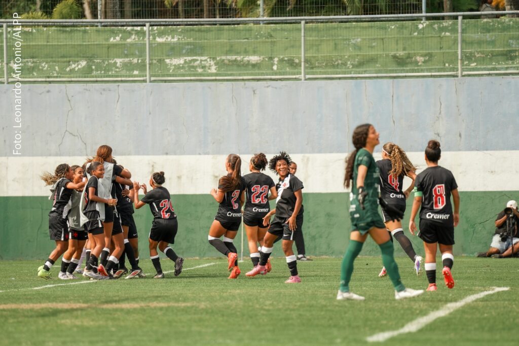 Vasco comemora na Copa Rio sub-17 de futebol feminino.