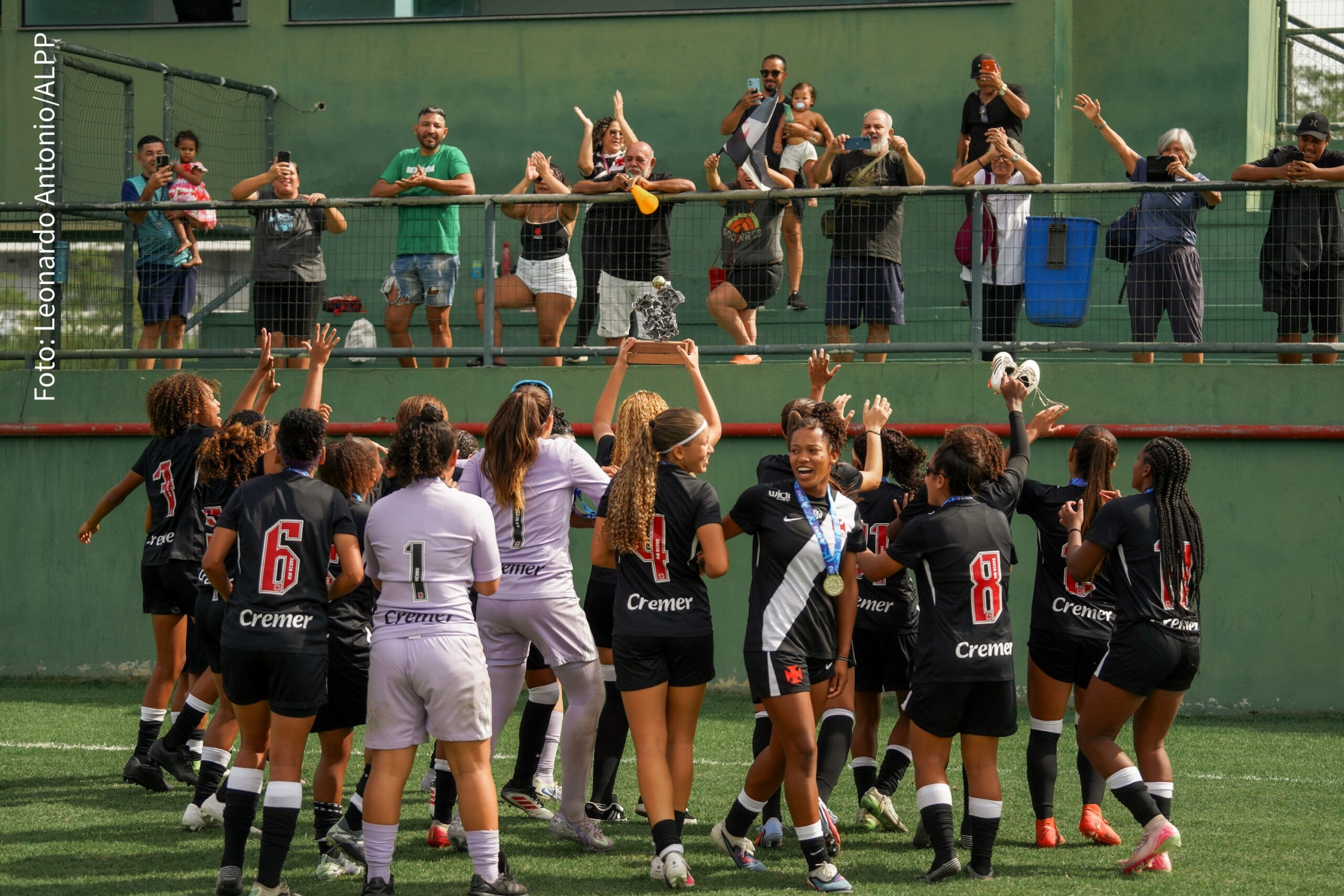 Vasco comemora titulo de campeão su-17 da Copa Rio de futebol feminino.