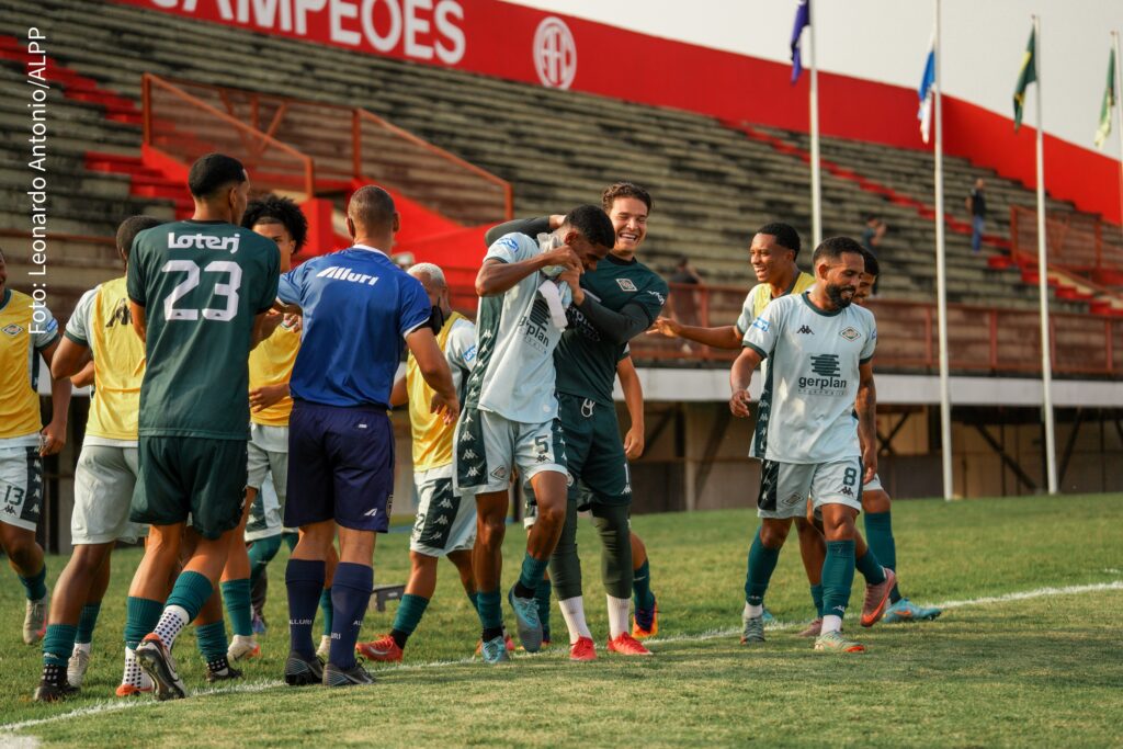 Equipe do Cabofriense comemorando gol com Pedro Lucas.