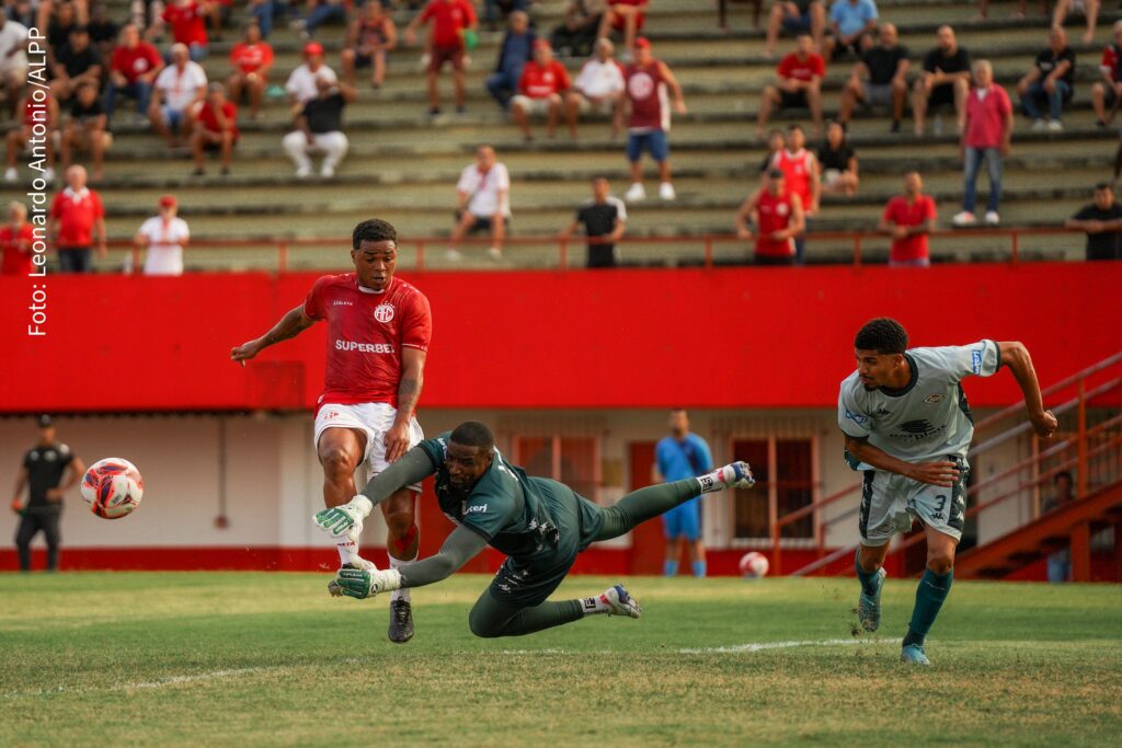 Goleiro do Cabofriense faz defesa em partida contra o América. 