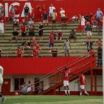 Jogador Ryan comemorando com a torcida do América.