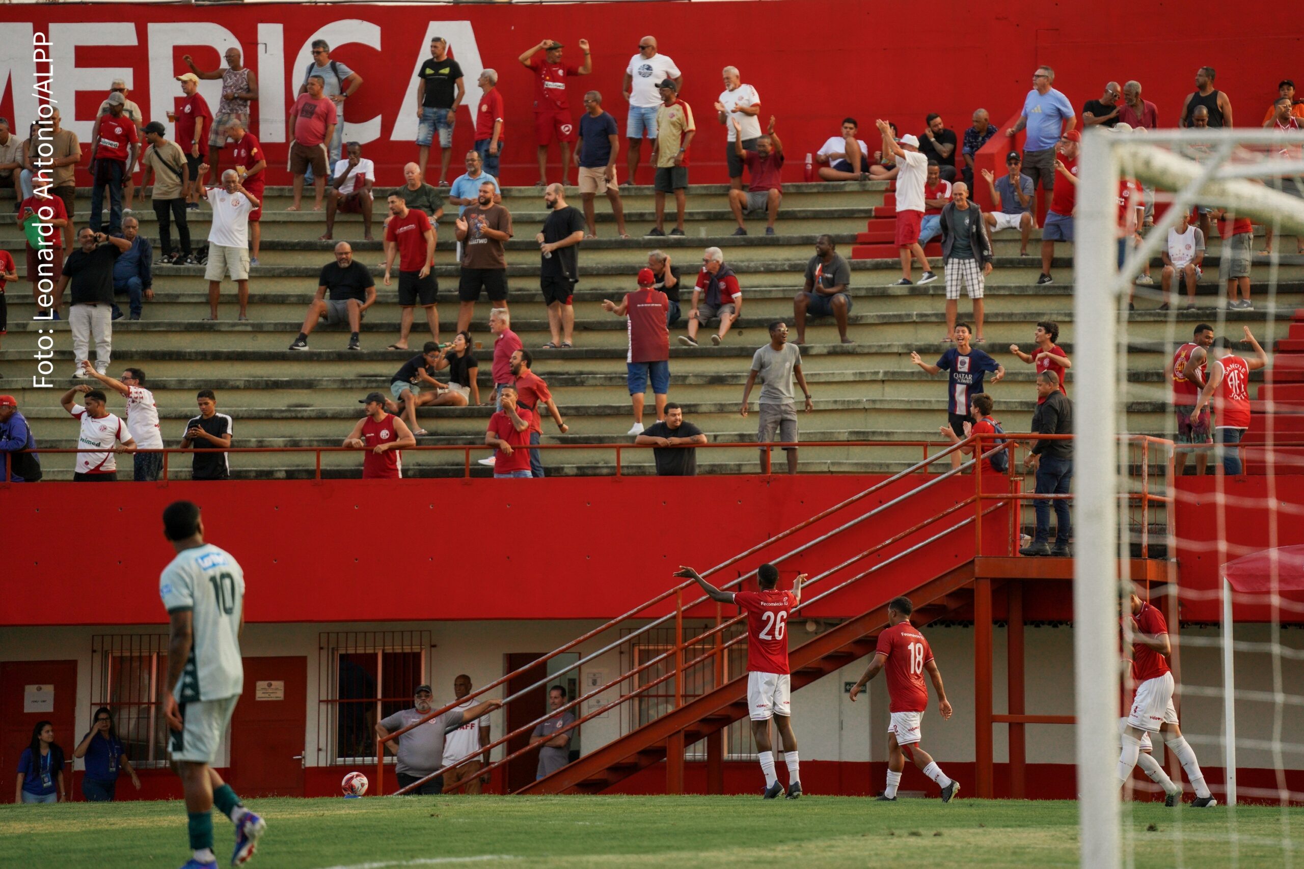 Jogador Ryan comemorando com a torcida do América.