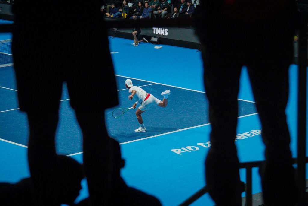 Guto Miguel em partido contra Kyrgios durante o evento UTS Rio no Ginásio do Maracanãzinho.
