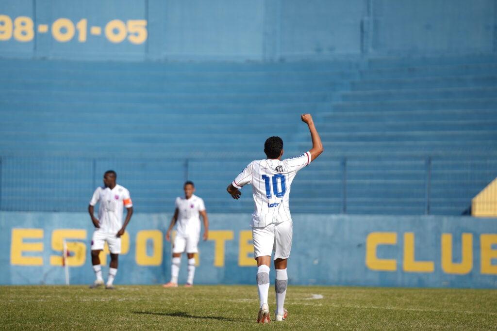 Carlos Mauro do Bonsucesso comemorando gol na partida entre Madureira e Bonsucesso