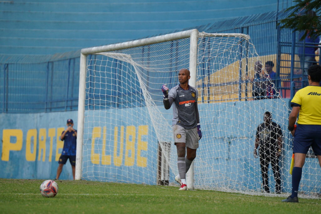Goleiro Yan comemora após defender cobrança de pênalti na partida válida pela Copa Rio