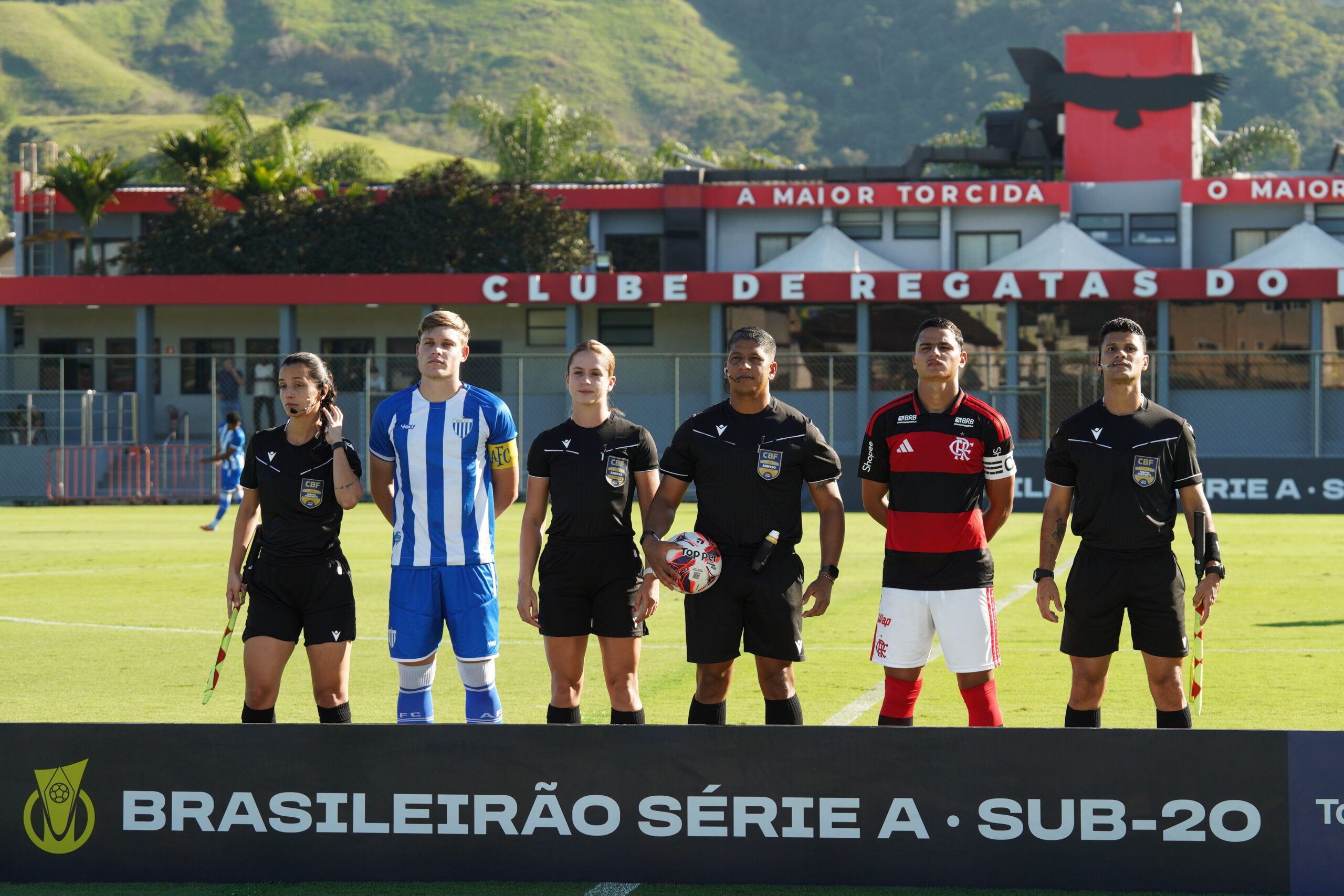 formação protocolar dos árbitros com os capitães