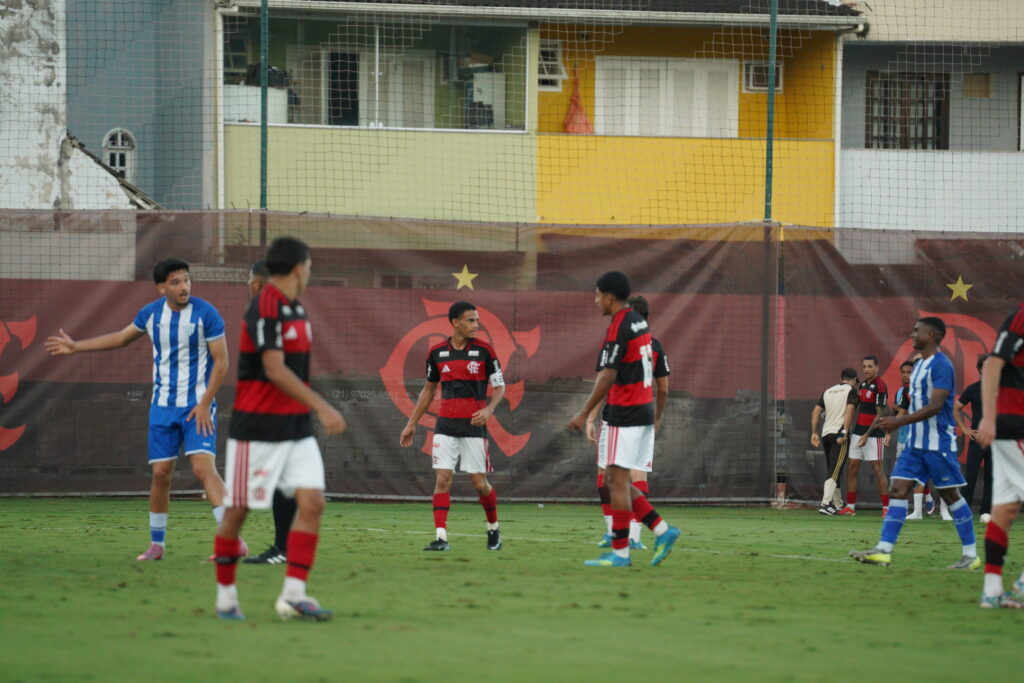 Jogadores na partida entre Flamengo e Avai pelo Campeonato Brasileiro sub 20