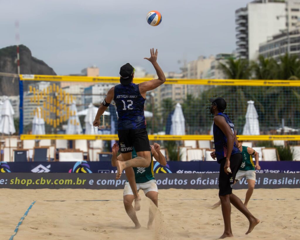Arthur Lanci salta para o ataque durante a etapa Elite do Circuito Mundial de Vôlei de Praia, em Copacabana.