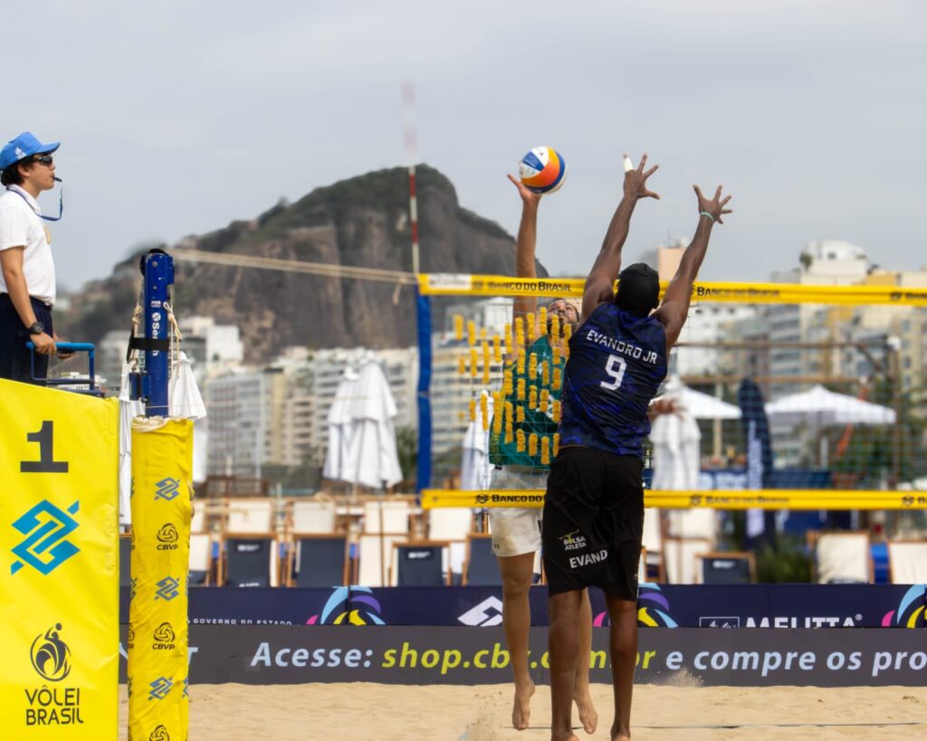 Evandro Jr. sobe para o bloqueio durante partida da etapa Elite do Circuito Mundial de Vôlei de Praia, em Copacabana.