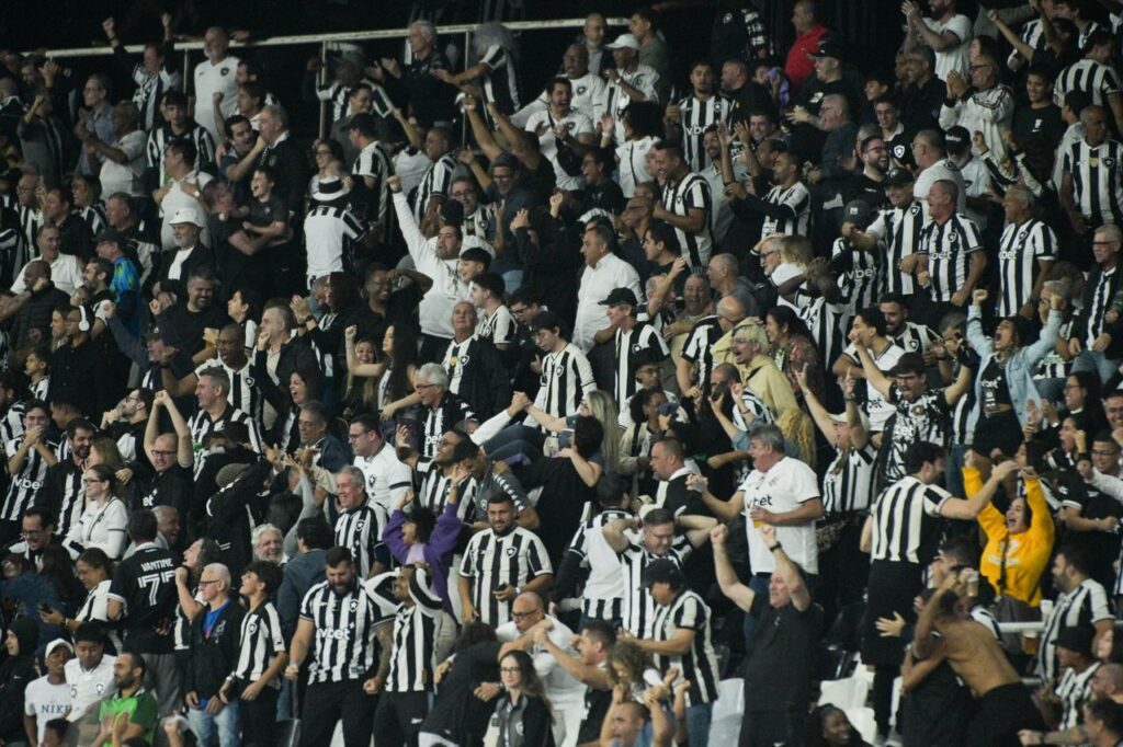 A torcida alvinegra fez festa no Estádio Nilton Santos e celebrou a vitória conquistada nos acréscimos.