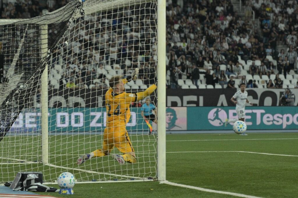 O goleiro Léo Linck foi um dos destaques do Botafogo, com defesas importantes que mantiveram a equipe viva na partida contra o Santos.